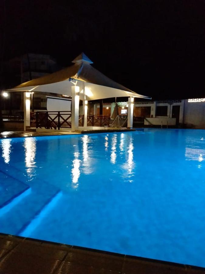 במבורי Kenya Bay Beach Hotel מראה חיצוני תמונה