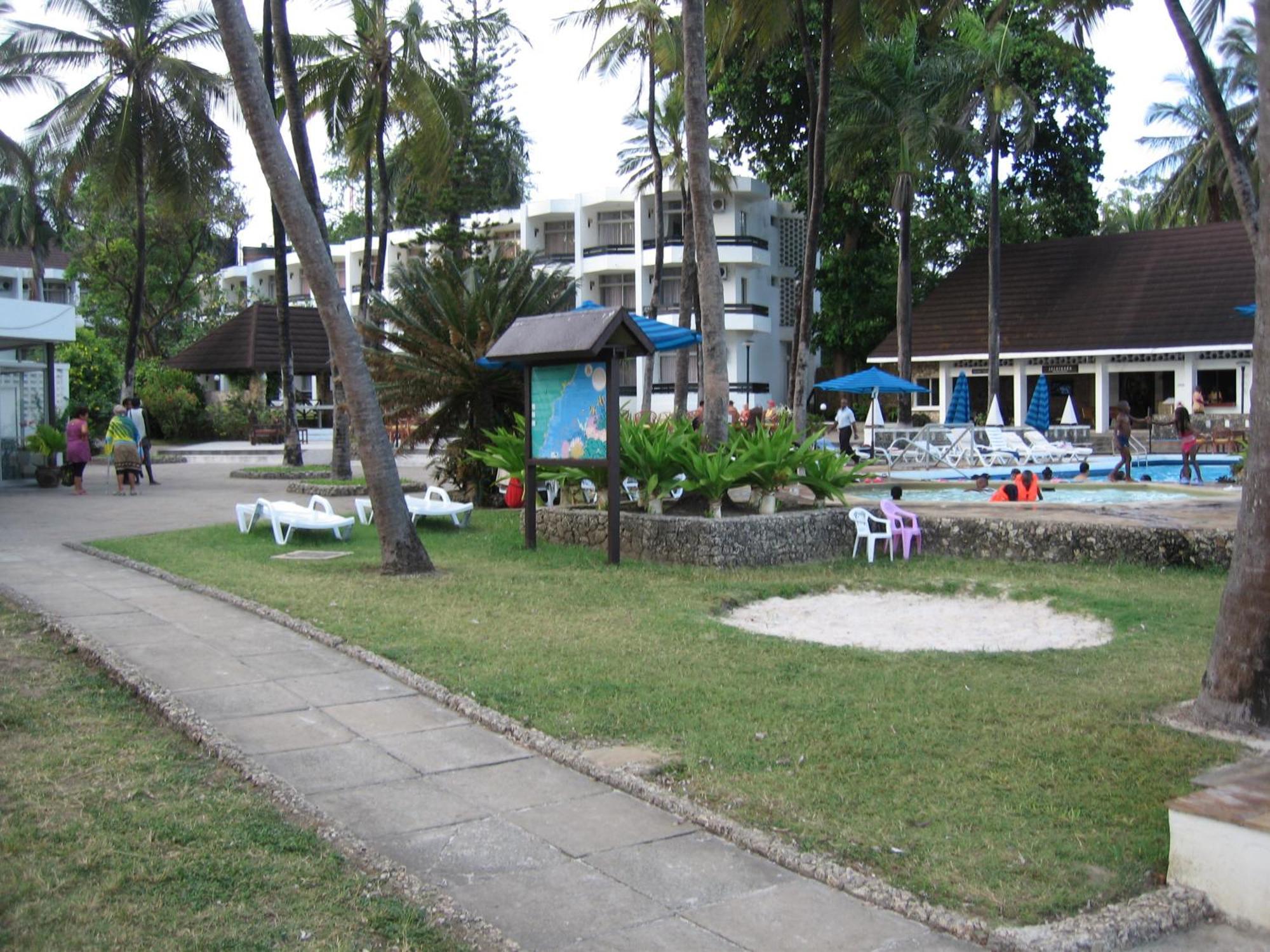 במבורי Kenya Bay Beach Hotel מראה חיצוני תמונה